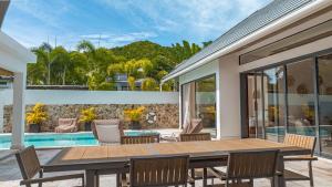 Luxury villa with swimming pool in the heart of the jungle