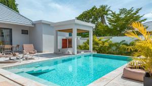 Luxury villa with swimming pool in the heart of the jungle