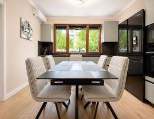 Luxury 3-Bedroom Oasis with Parking near NDK by Flat Manаger