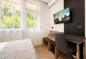 Luxury 3-Bedroom Oasis with Parking near NDK by Flat Manаger