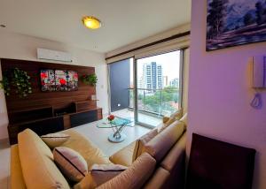 Apartamento céntrico con piscina y vista urbana