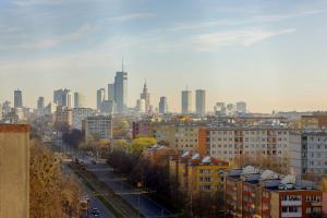 Bright Apartment with a Balcony Offering a Panoramic View of the City by Noclegi Renters