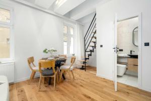 Stylish Studio with a Mezzanine Near the Market Square by Noclegi Renters