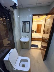 Stay Berry Stays Premium 1Rk Near Medanta