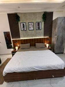 Stay Berry Stays Premium 1Rk Near Medanta