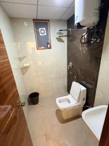Stay Berry Stays Premium 1Rk Near Medanta