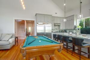 Play & Unwind! Pass Christian Home < 1 Mi to Gulf
