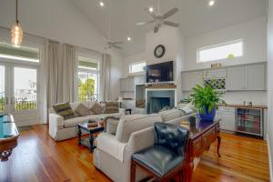 Play & Unwind! Pass Christian Home < 1 Mi to Gulf