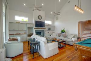 Play & Unwind! Pass Christian Home < 1 Mi to Gulf