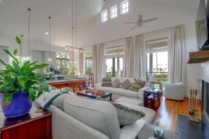 Play & Unwind! Pass Christian Home < 1 Mi to Gulf