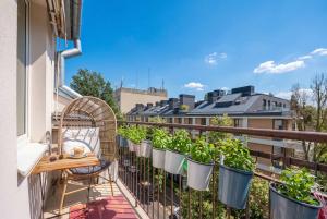 Spacious Apartment with Bathtub and Balcony in Warsaw by Noclegi Renters