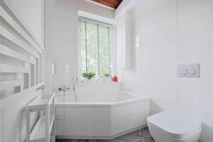 Spacious Apartment with Bathtub and Balcony in Warsaw by Noclegi Renters