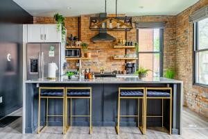 Jungle House Downtown Columbus - Modern Boutique Suites