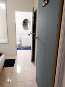 Minimalist One Bedroom Flat With Garden Access