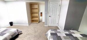 2 Basement suite for 8 people - shared entry