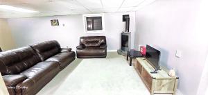 2 Basement suite for 8 people - shared entry