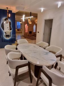 Riad-Style Duplex 3BR - Modern Comfort & Moroccan Charm - Jardin Majorelle - City Center