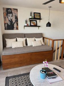 Cozy 2 Bedroom Ocean Front Condo, 3 pools, balcony