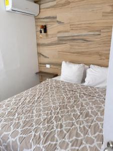 Cozy 2 Bedroom Ocean Front Condo, 3 pools, balcony