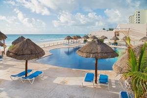 Cozy 2 Bedroom Ocean Front Condo, 3 pools, balcony