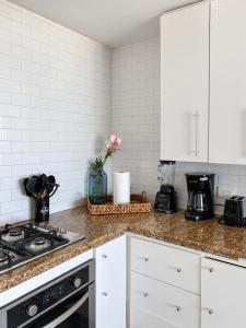 Cozy 2 Bedroom Ocean Front Condo, 3 pools, balcony