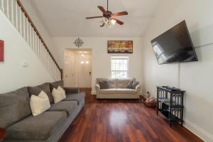 Charming Home, Game Room, Mins to Airport, Broadway
