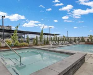 Onyx Oasis-Garage-Pool-Hot tub