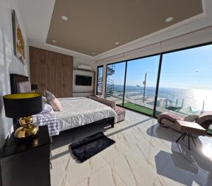 casa frente al mar con piscina