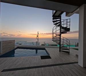 casa frente al mar con piscina