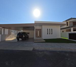 casa frente al mar con piscina