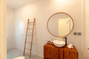 Beautifully Renovated Home 3 Private Ensuites