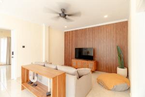 Beautifully Renovated Home 3 Private Ensuites