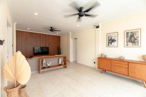 Beautifully Renovated Home 3 Private Ensuites