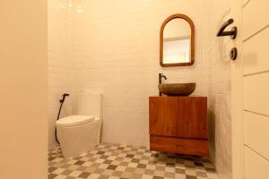 Beautifully Renovated Home 3 Private Ensuites