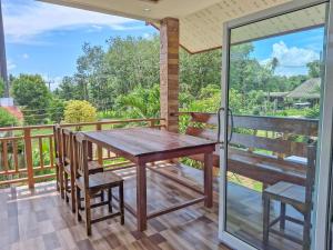 Upstairs Apartment- Kitchen, Gym Pool Access