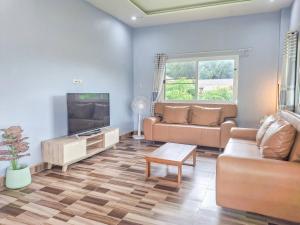 Upstairs Apartment- Kitchen, Gym Pool Access