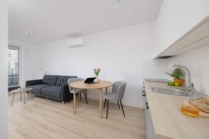 Warsaw Silver Sky Apartments with AC by Noclegi Renters