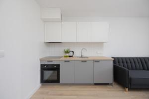 Warsaw Silver Sky Apartments with AC by Noclegi Renters