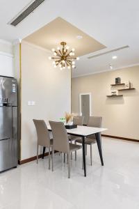 Beautiful High Floor 2BR at Landmark Plus with Daily Fresh Towels and Netflix TV