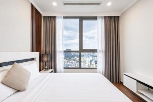 Beautiful High Floor 2BR at Landmark Plus with Daily Fresh Towels and Netflix TV