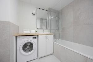 Warsaw Silver Sky Apartments with AC by Noclegi Renters