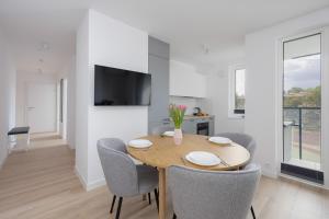 Warsaw Silver Sky Apartments with AC by Noclegi Renters
