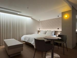 Waltz hotel