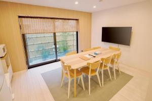 Ziyun , Newly built single family home with garden, 5 minutes to Namba, 4 bedrooms, 3 bathrooms, 3 washbasins, exclusive customized beautiful skin shower, free parking, suitable for family travel