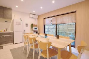 Ziyun , Newly built single family home with garden, 5 minutes to Namba, 4 bedrooms, 3 bathrooms, 3 washbasins, exclusive customized beautiful skin shower, free parking, suitable for family travel