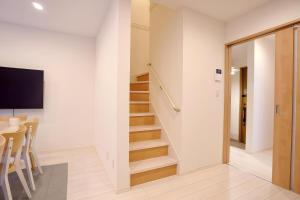 Ziyun , Newly built single family home with garden, 5 minutes to Namba, 4 bedrooms, 3 bathrooms, 3 washbasins, exclusive customized beautiful skin shower, free parking, suitable for family travel
