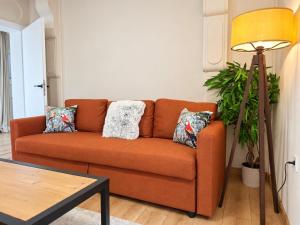 Sunny Balcony 2BR Apartment Top Center