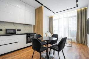 3-93 Novopecherski Lypky, Verkhogliad 12, Kyiv centre, panoramic city view, 15 kW backup power, Petrovdom Apartment