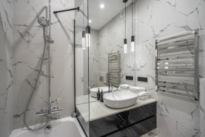 7-122 Novopecherski Lypky, Verkhogliad 12, Kyiv centre, panoramic city view, 15 kW backup power, Petrovdim Apartment