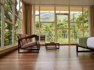 Altitude 3743 Twin Glass House with Mountain view